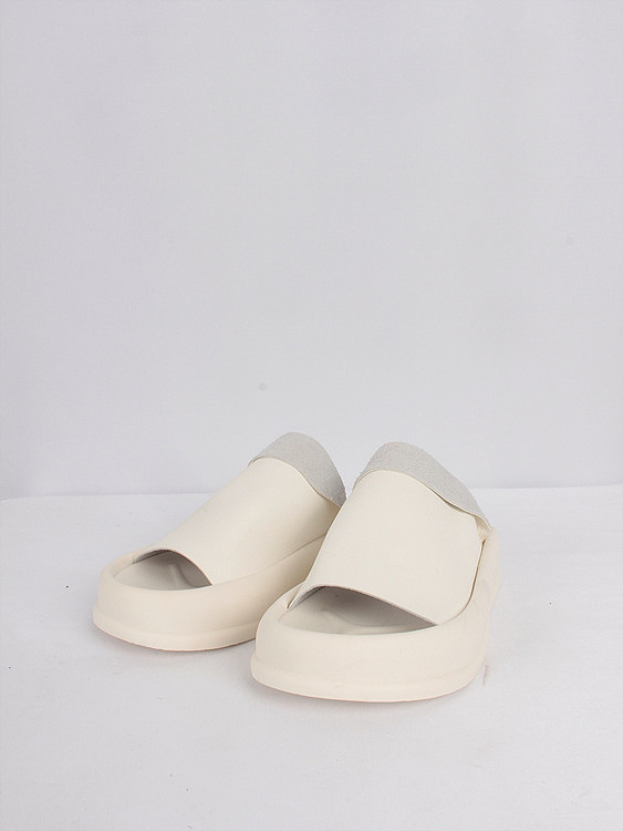 white leather slippers (220 mm)